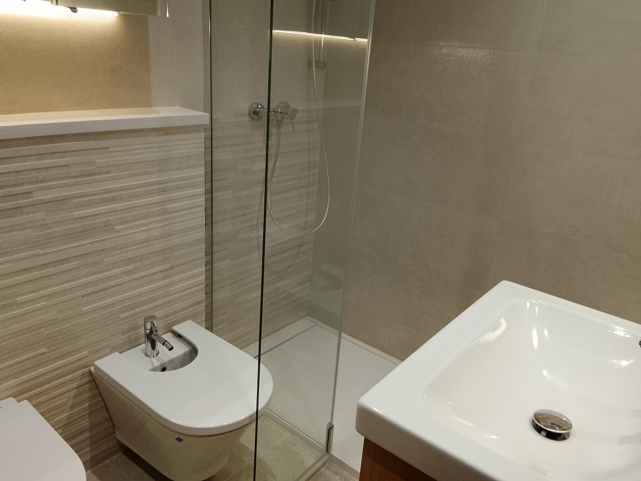 Baño reformado con mampara de ducha en Carrer Comte Borrell 146