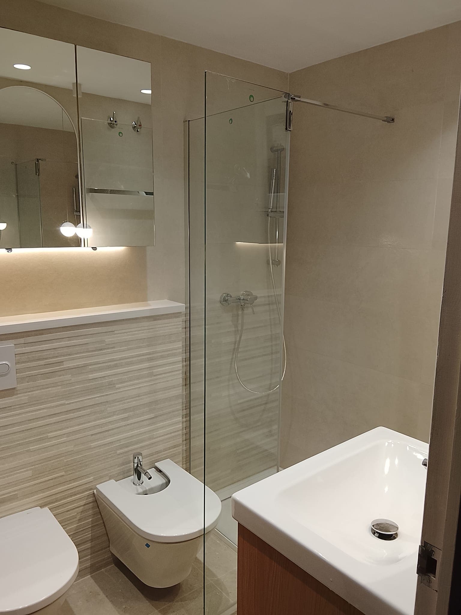 Acabado final de la reforma de baño en Barcelona