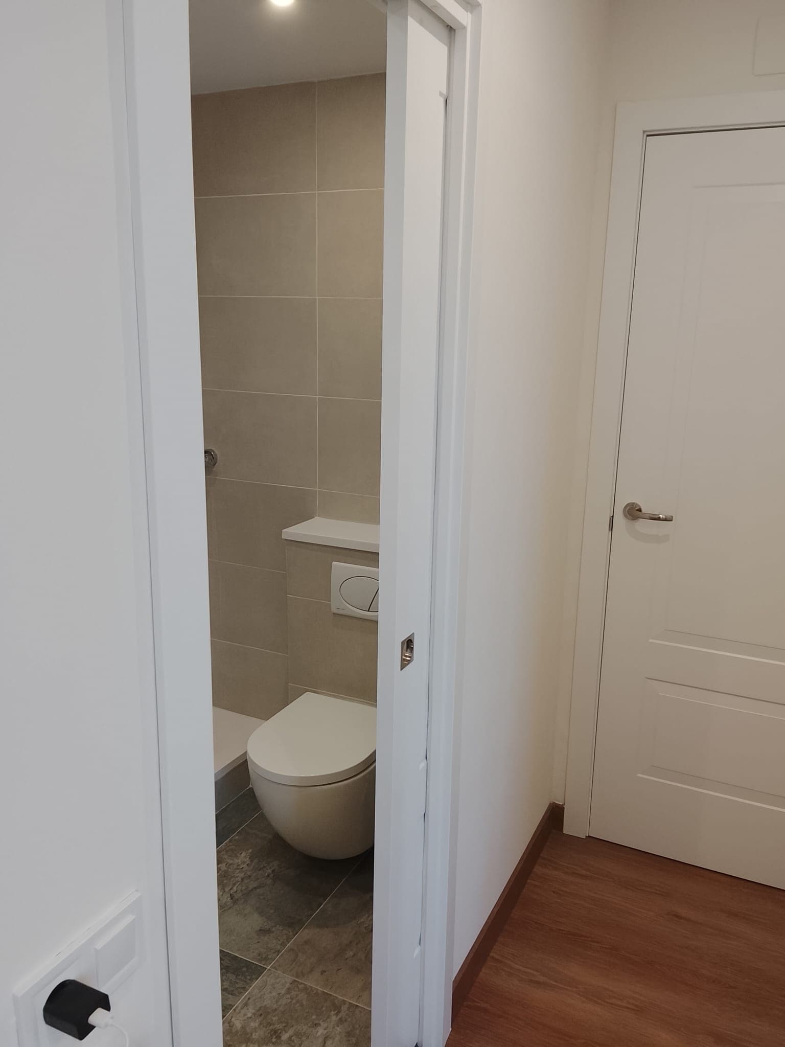 Baño reformado visto desde el pasillo