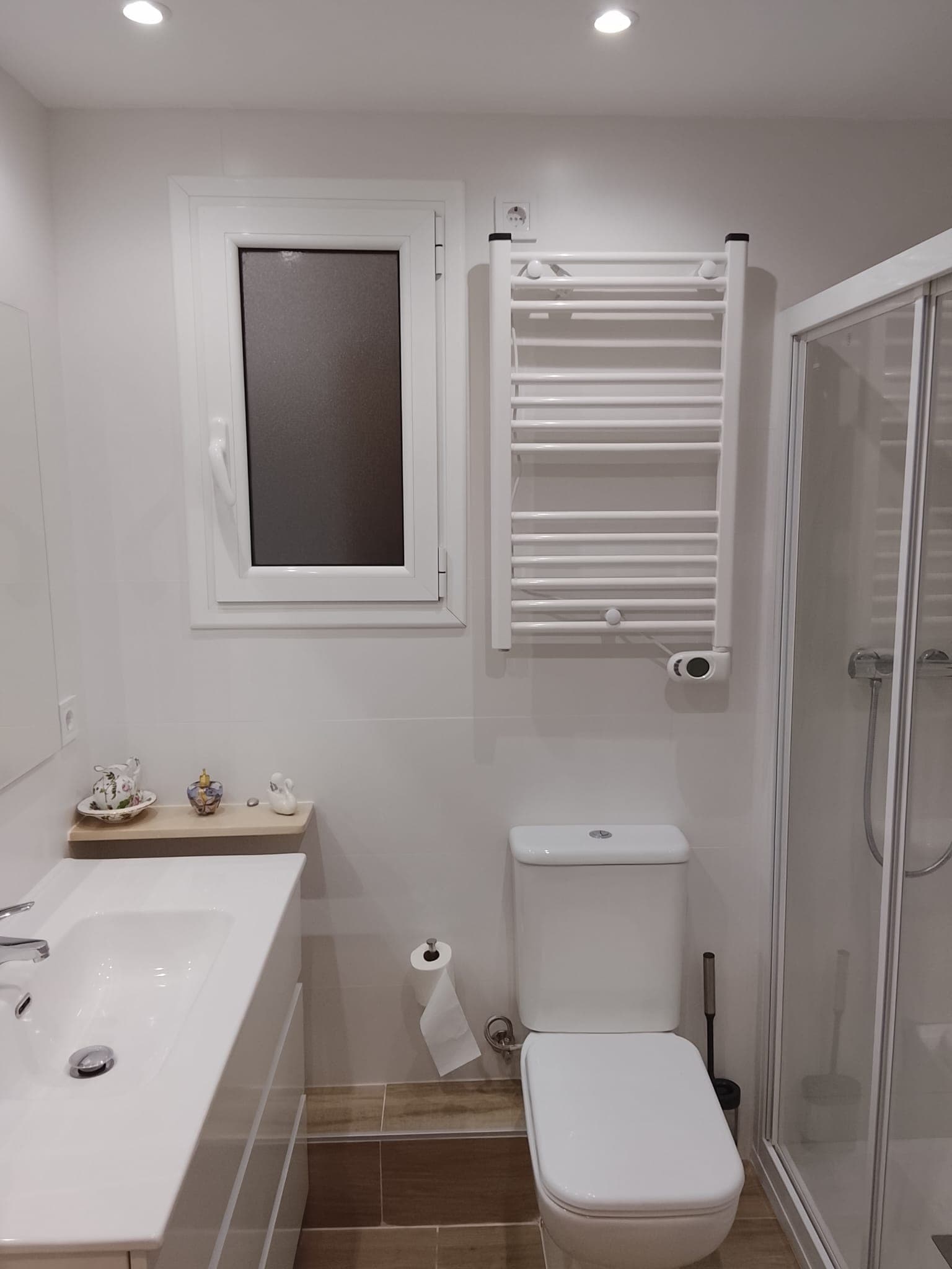 Ducha reformada con mampara de vidrio