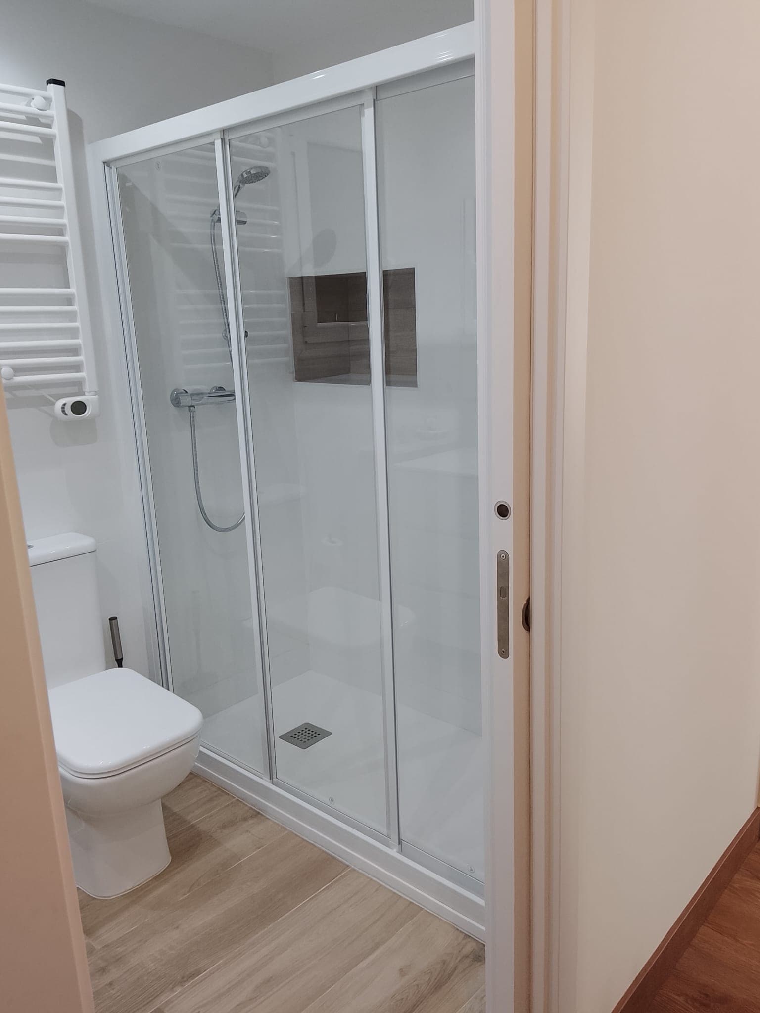 Puerta corredera con carcasa metálica de acceso al baño