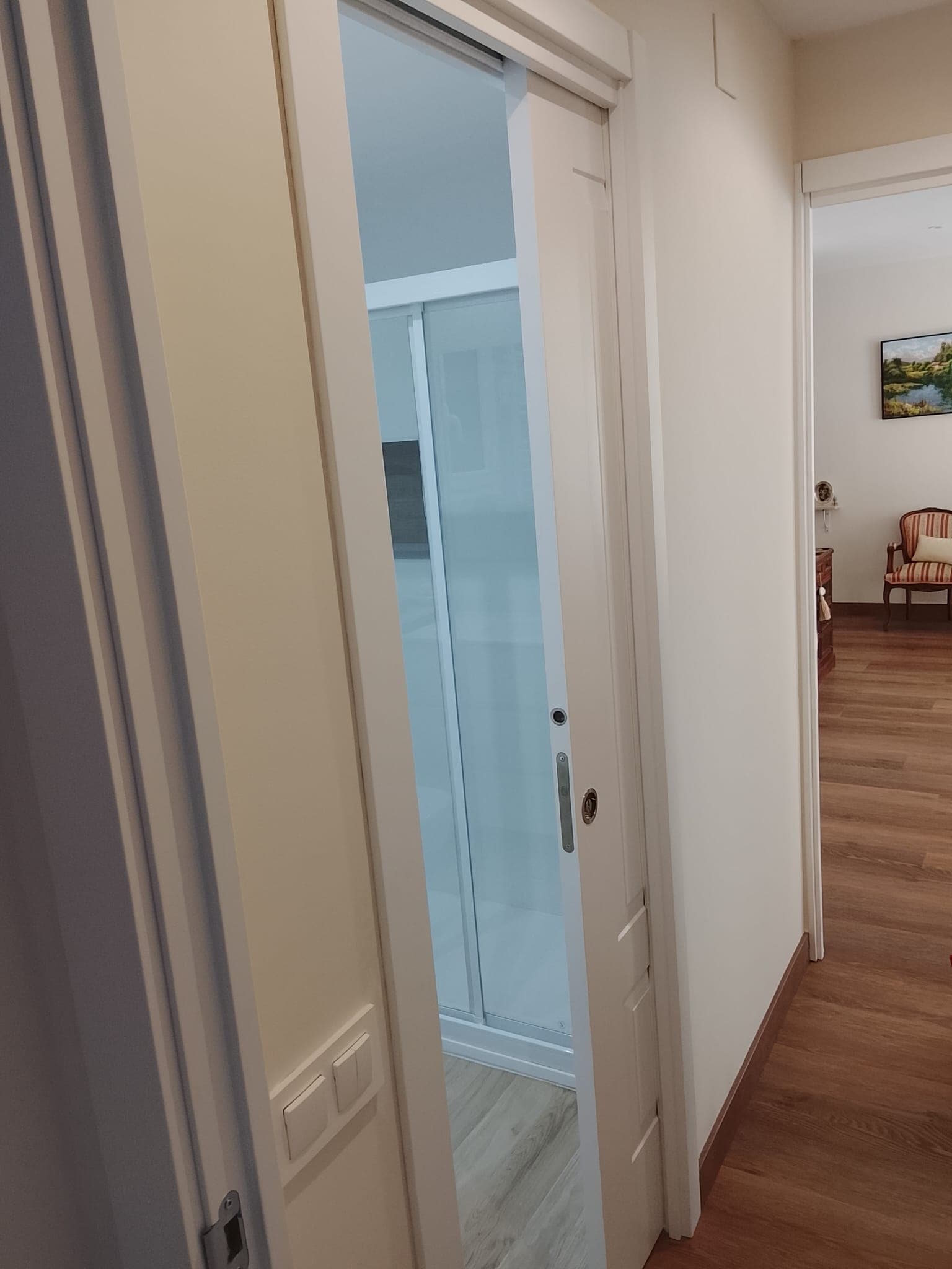 Pasillo reformado con puerta corredera