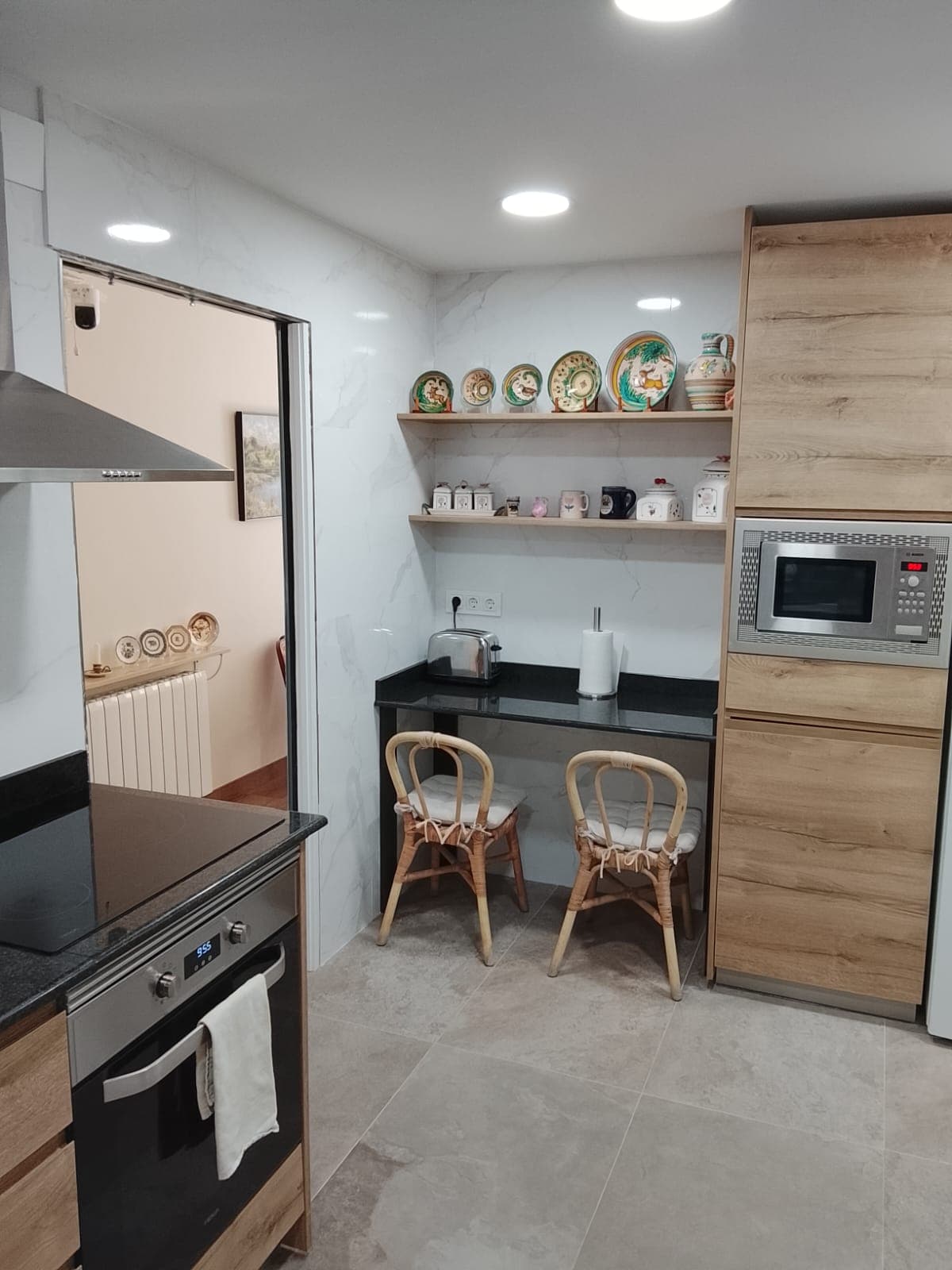 Cocina reformada con muebles a medida y microondas integrado