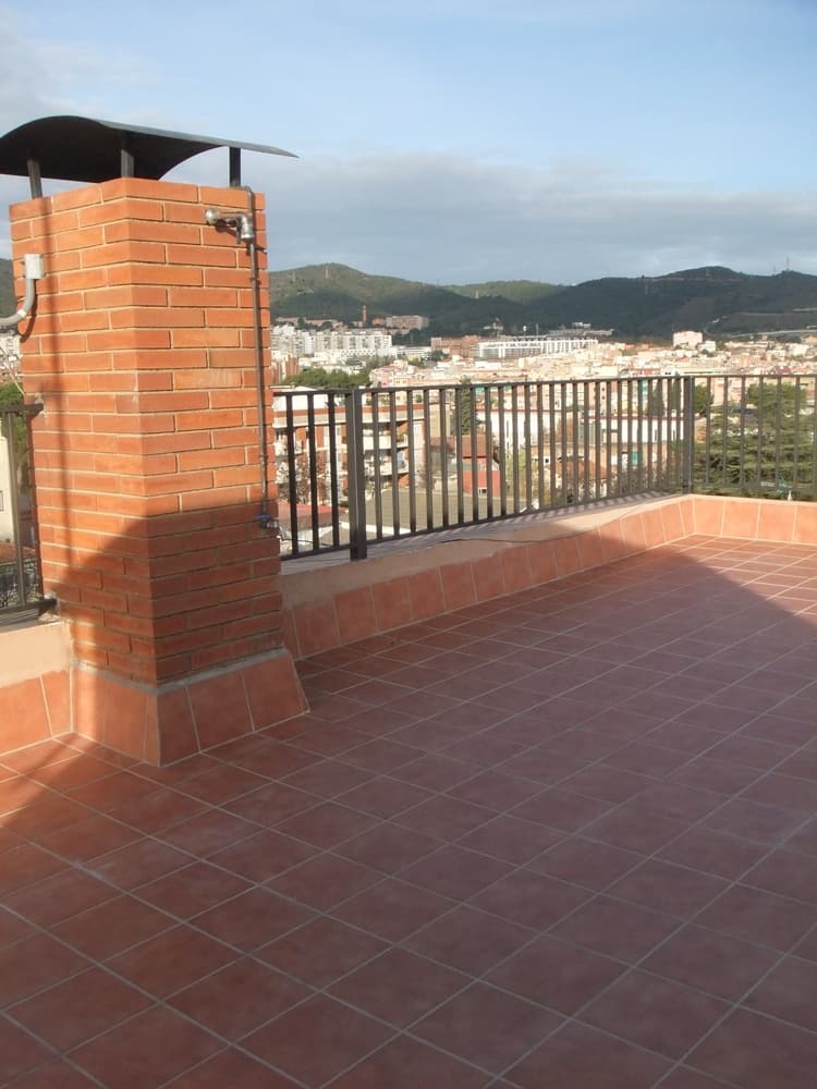 Reforma de terraza con césped artificial