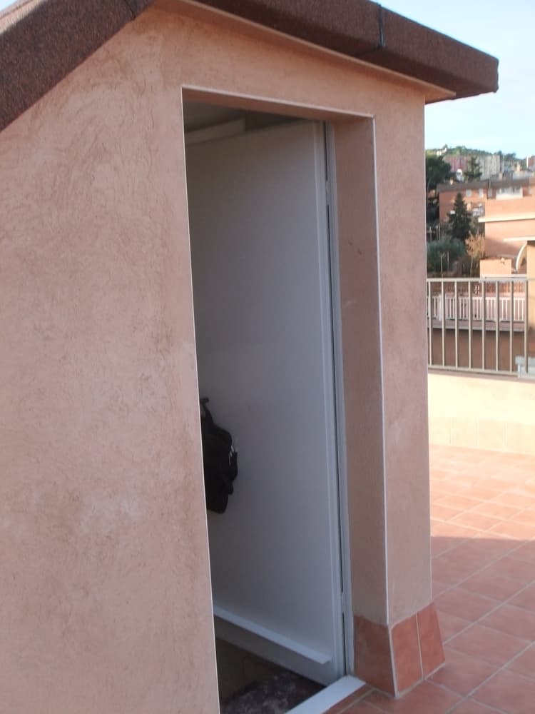 Terraza elegante con tarima