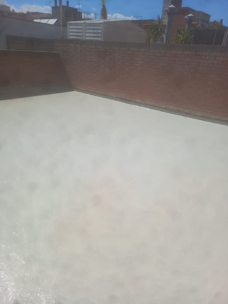 Impermeabilización de terraza en Barcelona en proceso